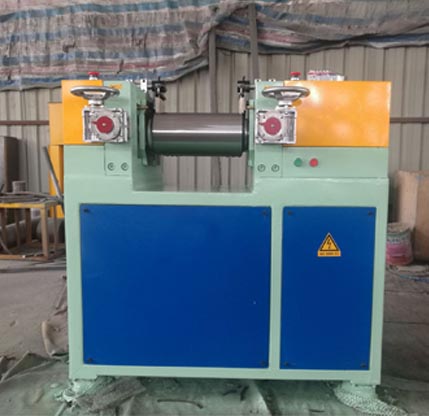 Rubber kneading and blending machine