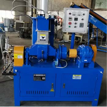 ouchscreen-controlled lab kneader with mixing chamber