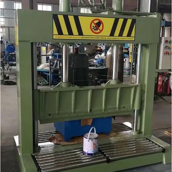 Hydraulic guillotine rubber bale cutter for industrial rubber processing