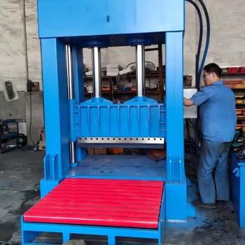 Hydraulic guillotine bale cutter for rubber and polymer industry