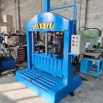 Mechanical bale cutter for cutting rubber and polymer bales in the polymer industry